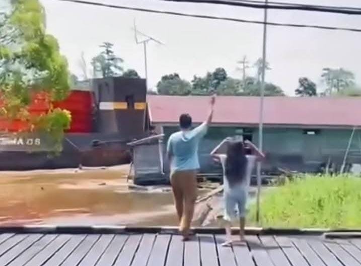 INSIDEN: Detik-detik kapal tongkang menabrak keramba dan bangunan terapung milik warga di Desa Muara Muntai Ilir, Kutai Kartanegara, Kamis (26/3/2026).