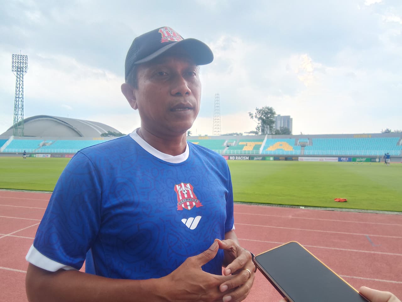 Pelatih Widodo Cahyono Putro saat memimpin Deltras FC di ajang Championship 2025/2026 sebelum resmi dilepas manajemen.