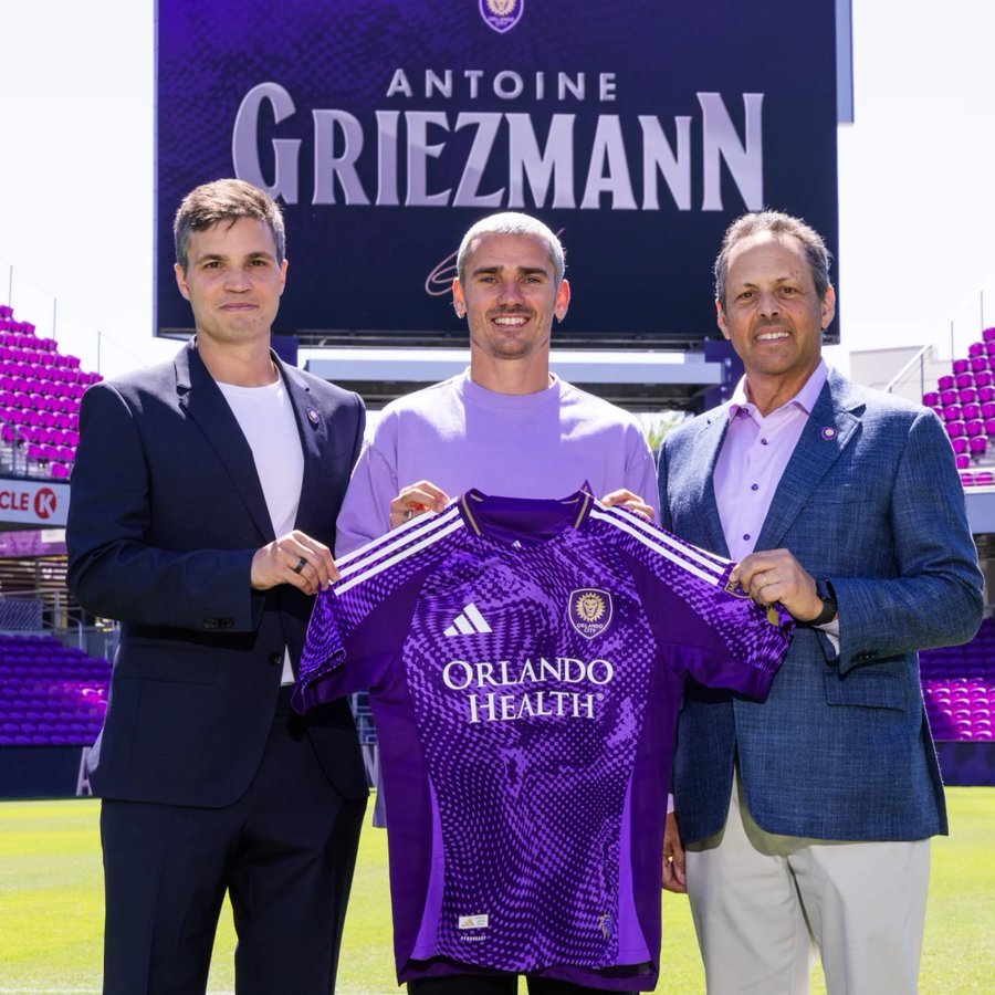 Striker Atletico Madrid, Antoine Griezmann (tengah), akan berkostum Orlando City SC, di akhir musim nanti.
