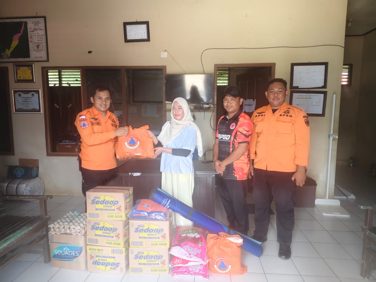 BANTUAN: Petugas BPBD menyerahkan bantuan kepada korban kebakaran.