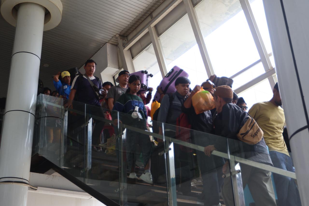 PADAT: Suasana kedatangan ribuan penumpang turun dari KM Dorolonda di Pelabuhan Semayang Balikpapan pada Kamis (26/3) siang.