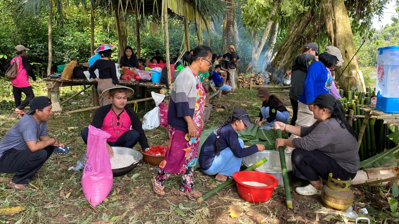 BUDAYA: Masyarakat adat Dayak Wehea bergotong royong menyiapkan kebutuhan jelang rangkaian Festival Lom Plai 2026 di Desa Nehas Liah Bing. 
