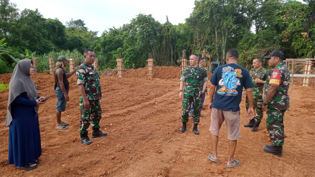 Dandim 0904/Paser, Letkol Inf Rommy Aditya Nanda saat meninjau lokasi pembangunan koperasi.  &nbsp;  &nbsp;