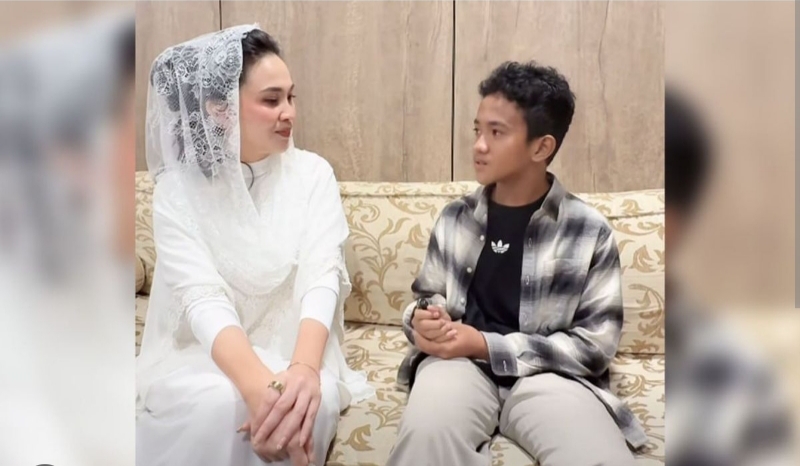 Gubernur Maluku Utara, Sherly Tjoanda Laos, berbincang hangat dengan Altaf, bocah asal Ternate yang viral setelah menjadi korban perundungan karena kerap berbicara bahasa Inggris. (Foto ist)