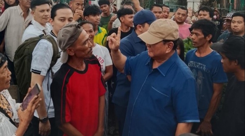 Presiden Prabowo Subianto berbincang langsung dengan warga saat blusukan mendadak di bantaran rel kawasan Senen, Jakarta Pusat. (Foto ist)