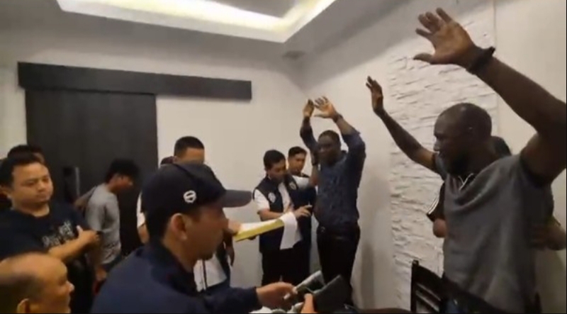 Dua warga negara Liberia ditangkap kepolisian setelah terlibat penipuan modus &ldquo;black dollar&rdquo; di di Jakarta Barat. (Foto ist)
