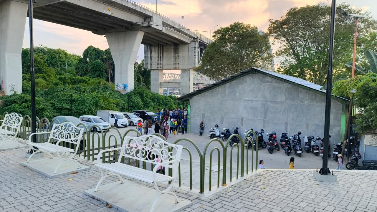 Taman bawah Jembatan Mahakam IV masih dibangun bertahap, ditarget rampung tahun depan.