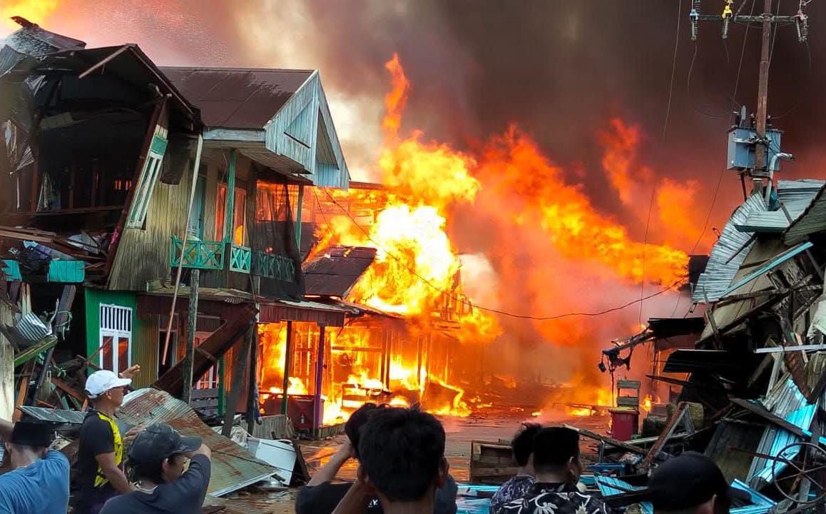 Kebakaran hebat melanda permukiman warga di Desa Batu Timbau, Kecamatan Batu Ampar, Kutai Timur, Kamis (26/3/2026), menghanguskan sekitar 75 rumah dan menyebabkan kerugian miliaran rupiah.