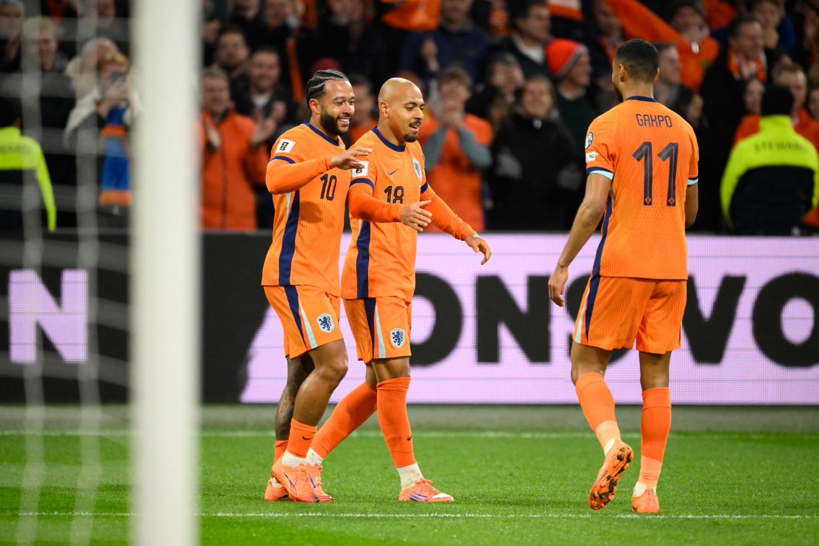 Donyell Malen (tengah) diproyeksikan mengisi absennya Memphis Depay (kiri) saat Belanda menghadapi Norwegia di di Johan Cruijff ArenA, Amsterdam, dini hari nanti (28/3). 