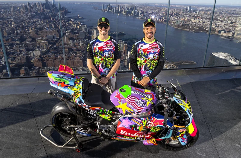 Fabio Di Giannantonio (kiri) dan Franco Morbidelli berpose di depan motor dengan livery pop art jelang MotoGP Amerika Serikat