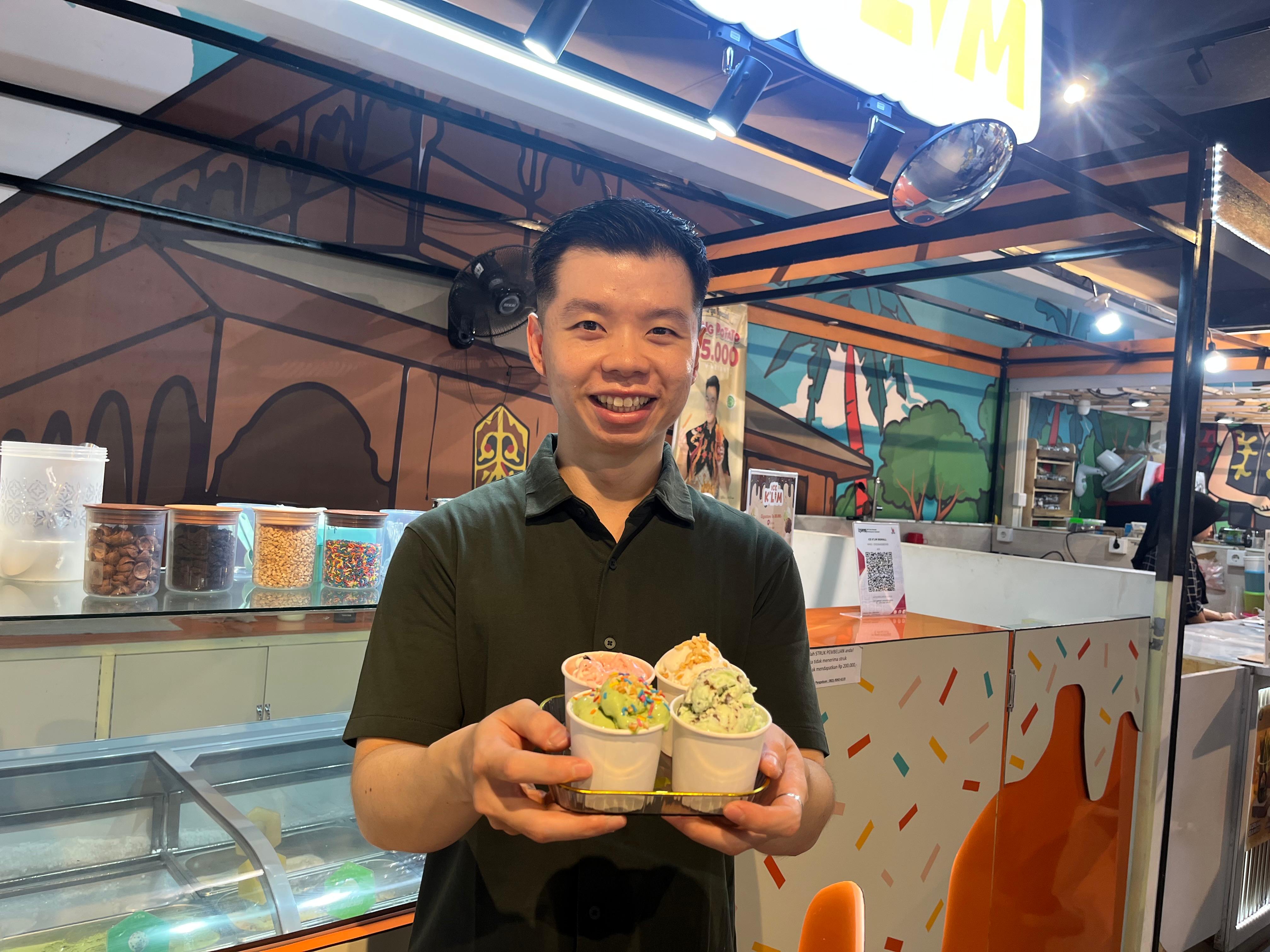 BERKEMBANG: David Limoris membawa ice cream buatannya di rumah naik kelas dengan membuka booth di Bigmall Samarinda.