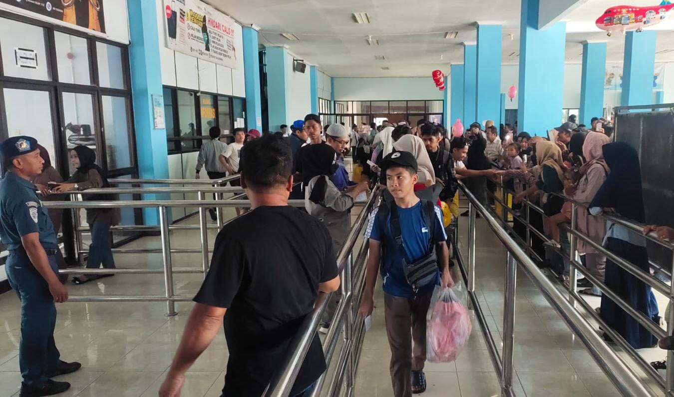 TERTIB:&nbsp;Calon penumpang KM Cattleya Express dari Pelabuhan Loktuan Bontang sedang memperlihatkan tiket kepada petugas. (ADIEL KUNDHARA/KP)
