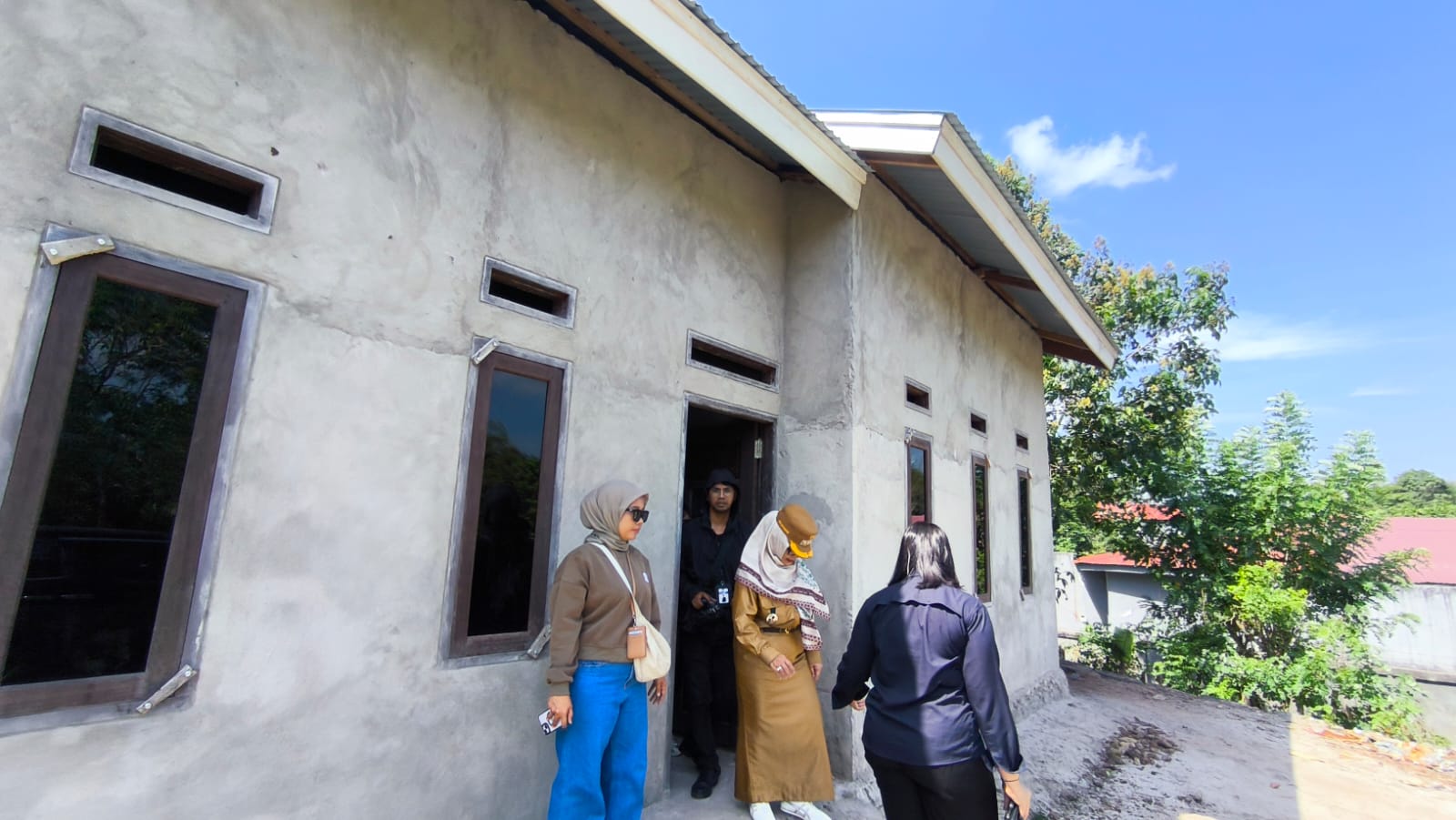 TINJAU: Wali Kota Bontang Neni Moerniaeni melihat program renovasi rumah tidak layak huni di kawasan Bontang Lestari. (ADIEL KUNDHARA/KP)
