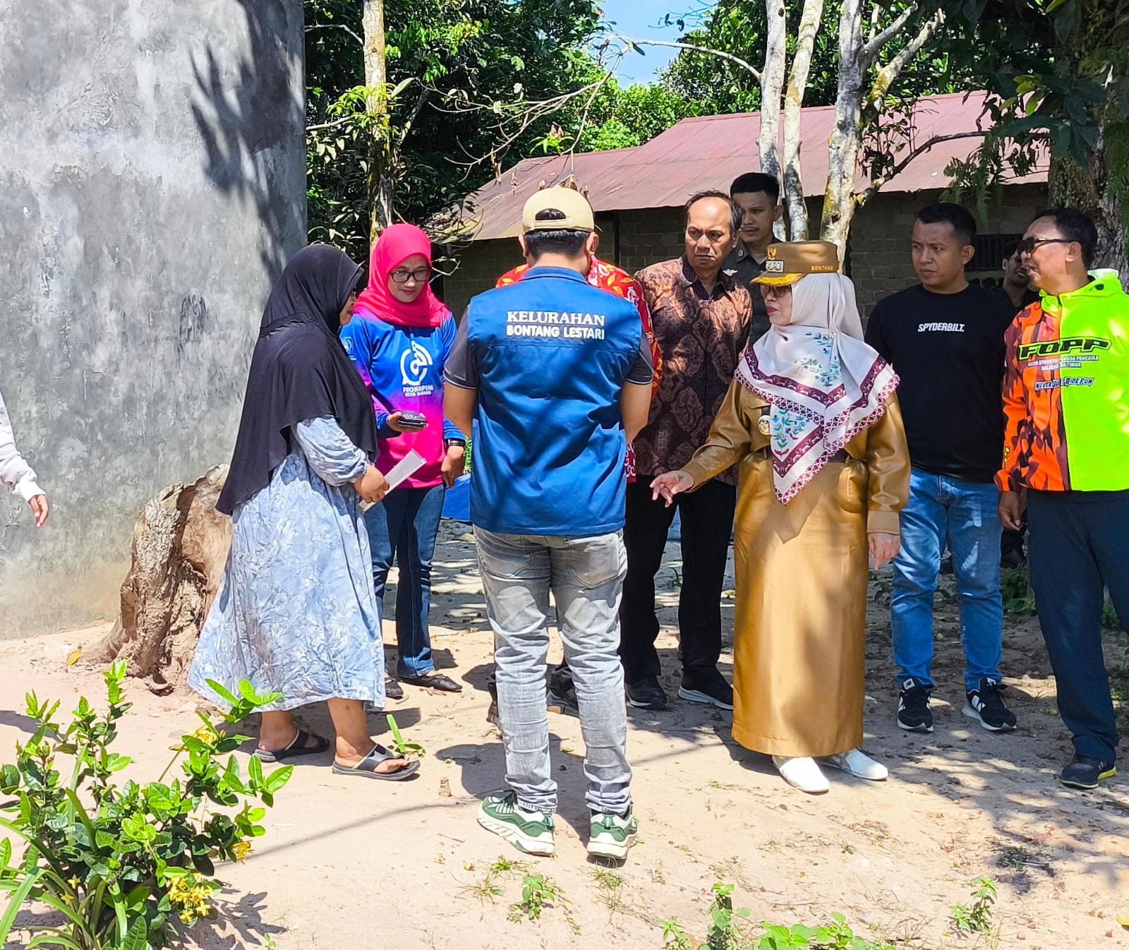 PERMASALAHAN: Wali Kota Bontang Neni Moerniaeni mendapati anak putus sekolah di kawasan Bontang Lestari dalam tinjauannya. (ADIEL KUNDHARA/KP)