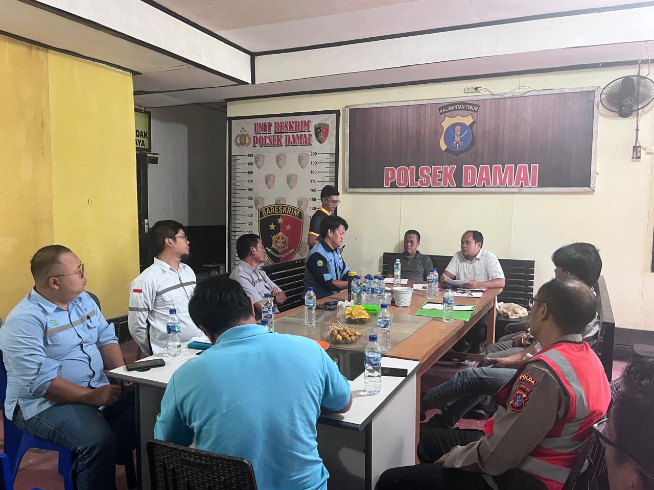 BELUM SEPAKAT: Proses mediasi antara warga Kampung Bermai, Kecamatan Damai, Essen Mosik, dengan PT Trubindo Coal Mining (TCM) di Polsek. 