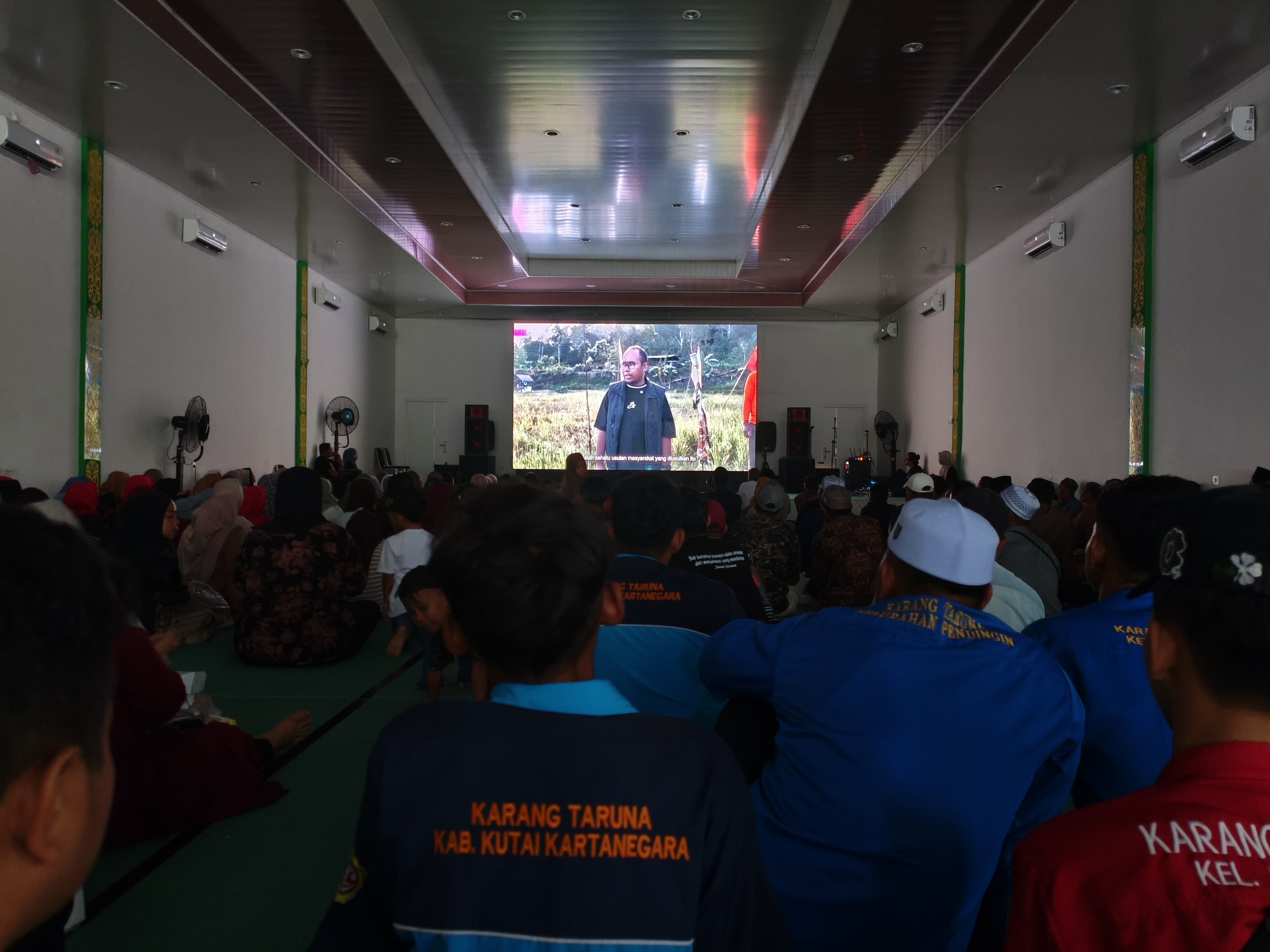 SEJARAH: Pemutaran film dokumenter &ldquo;Penyambung Lidah Rakyat&rdquo; menampilkan perjalanan satu tahun Rahmat Dermawan sebagai anggota DPRD Kutai Kartanegara, disaksikan warga di Aula Green 99, Sangasanga.