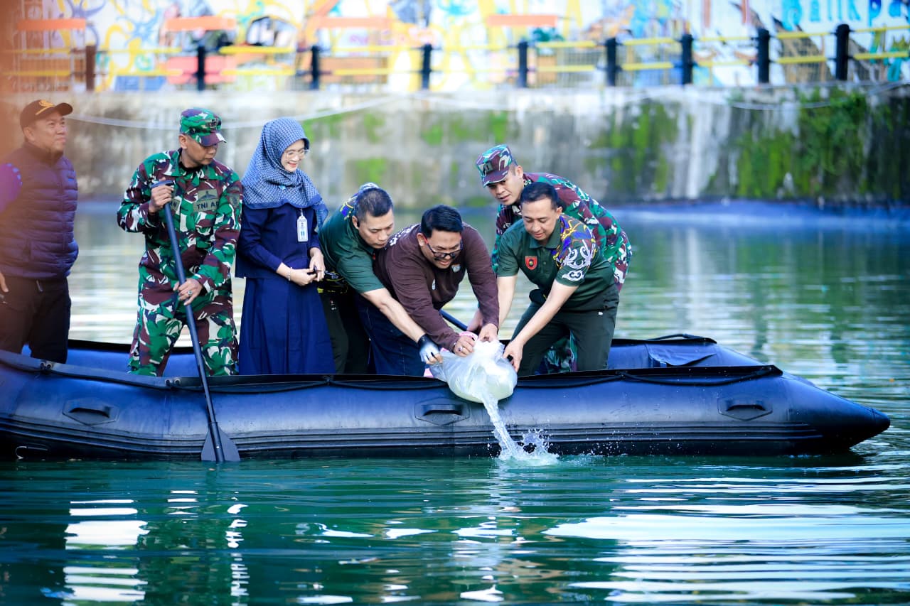 Mayjen Krido Pramono memimpin pelepasan ribuan benih ikan di Waduk Telagasari, Balikpapan.