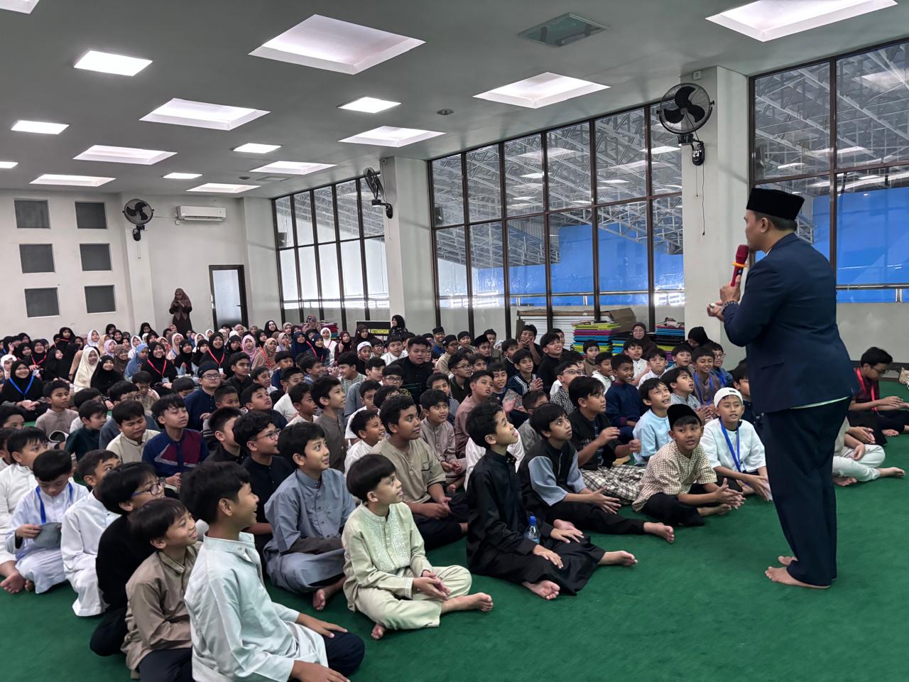 BENTUK KARAKTER: Melalui program Pesantren Kilat di SIT Istiqamah YPAITB, 9&ndash;13 Maret 2026, ratusan murid jenjang SD hingga SMA larut dalam pembinaan spiritual yang sarat nilai karakter.  