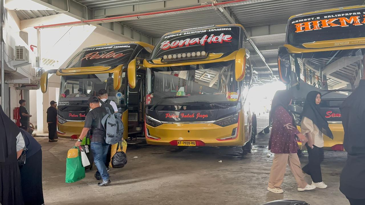 AKTIVITAS: Beberapa calon penumpang terlihat memadati area parkir bus di Terminal Tipa Samarinda Seberang, beberapa waktu lalu.  