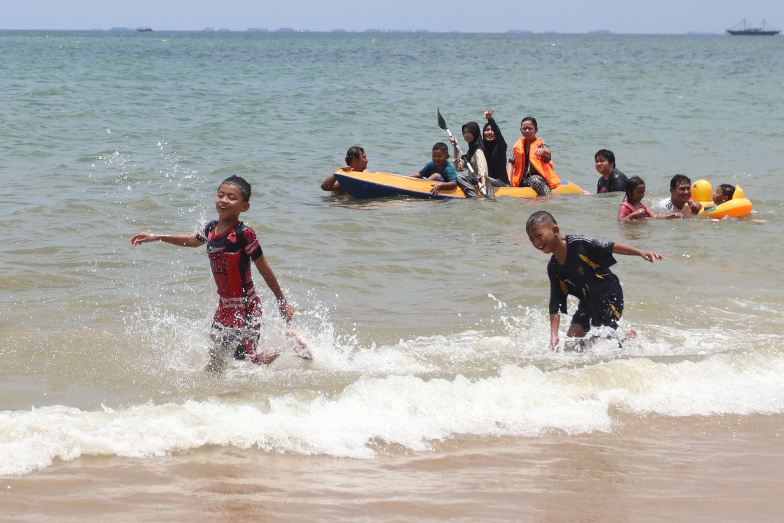 ASYIK: Pantai Manggar tetap tak tergoyahkan sebagai magnet utama wisatawan, khususnya saat libur Lebaran.