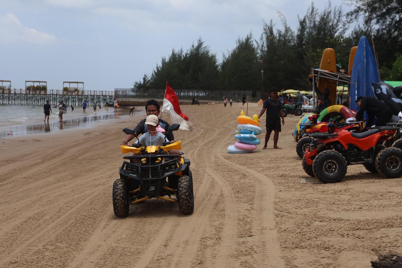 BERDAMPAK: Lonjakan kunjungan wisatawan ke Pantai Manggar mendorong aktivitas ekonomi masyarakat.