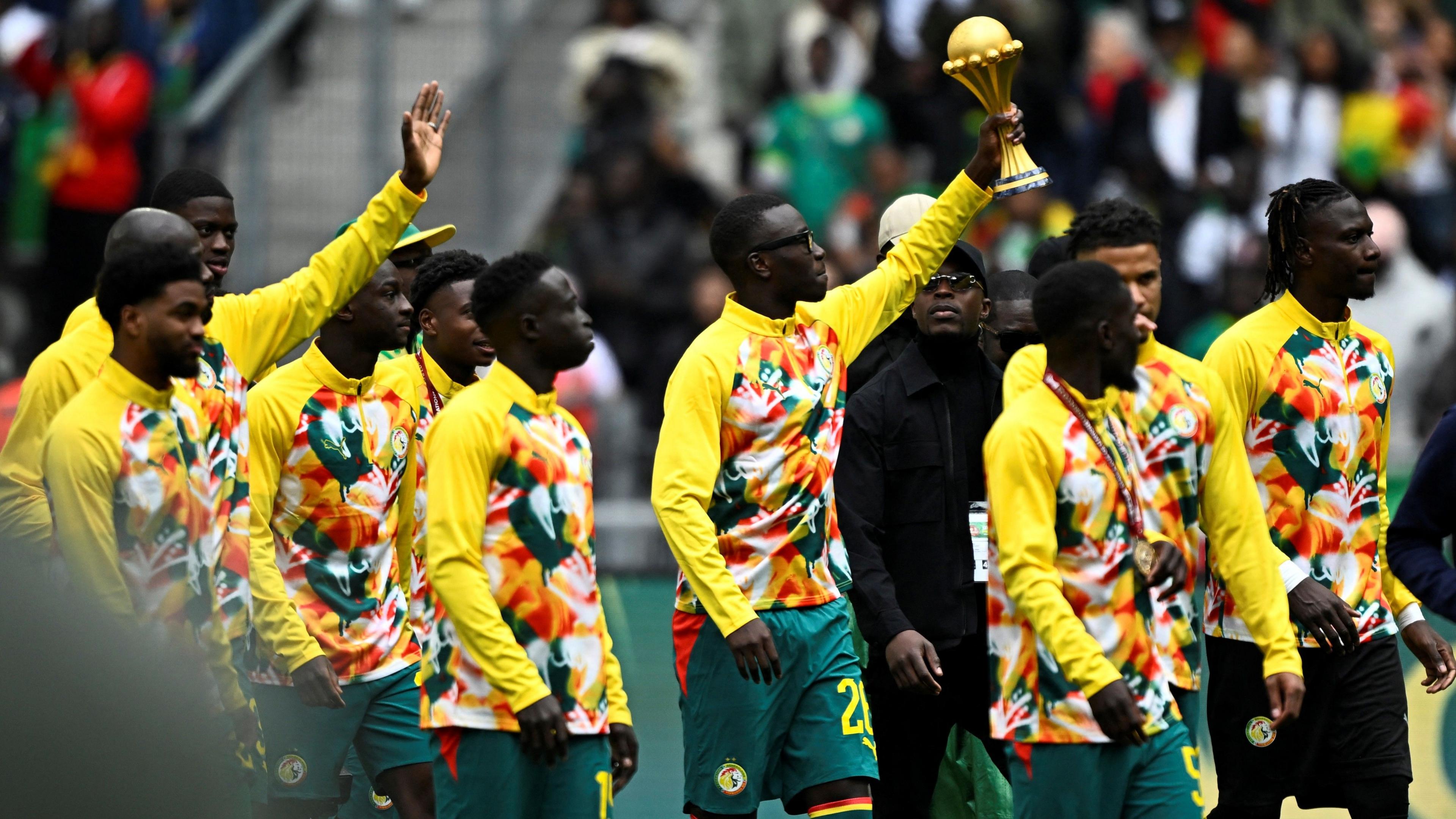 Para pemain Senegal memamerkan trofi juara Piala Afrika 2025 sebelum kickoff lawan Peru di Stade de France, Paris, Ahad (29/3).