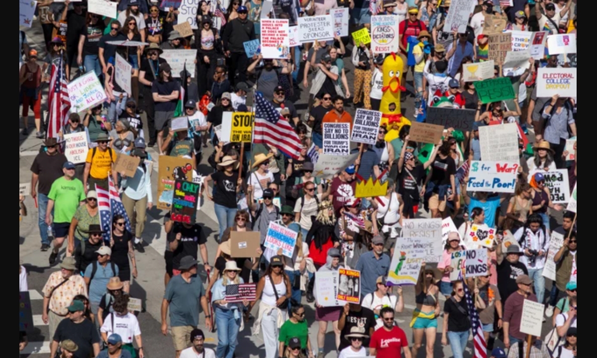 Ribuan warga turun ke jalan dalam aksi &ldquo;No Kings&rdquo; di Amerika Serikat, membawa poster dan bendera sebagai bentuk protes terhadap kebijakan pemerintah serta menyerukan demokrasi. (Foto Reuters)