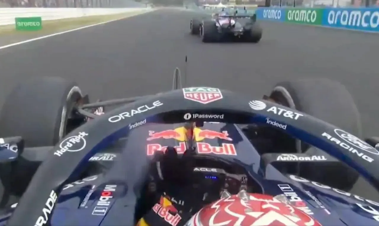Momen saat mobil Max Verstappen disalip Pierre Gasly.