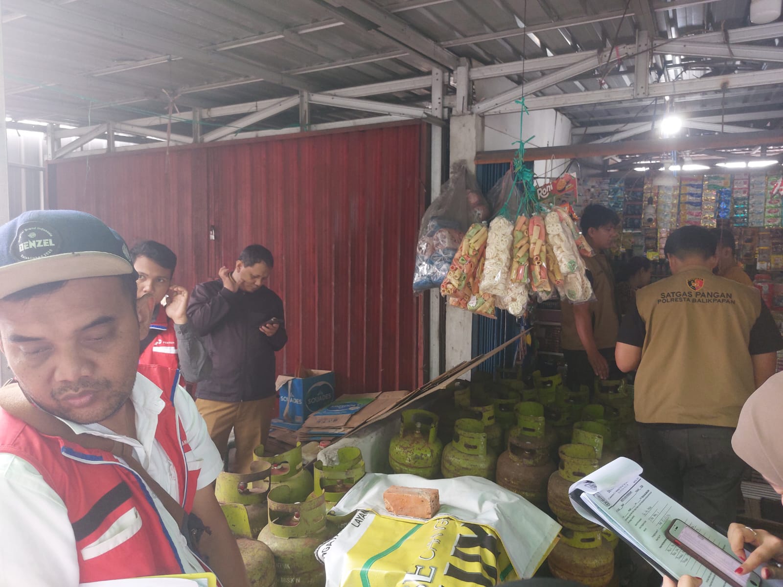 Satgas menemukan LPG 3 kilogram dijual hingga Rp50 ribu di toko kelontong kawasan Balikpapan Selatan.