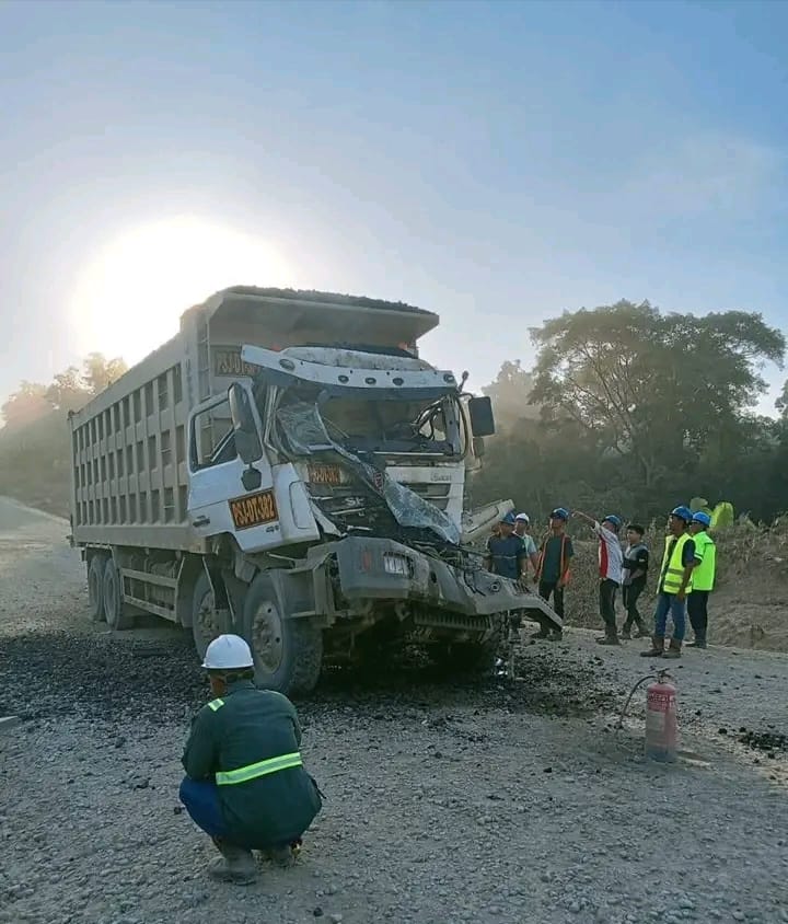 Kondisi truk angkutan batu bara yang rusak parah usai kecelakaan di jalan hauling PT MBL, Kutai Barat.