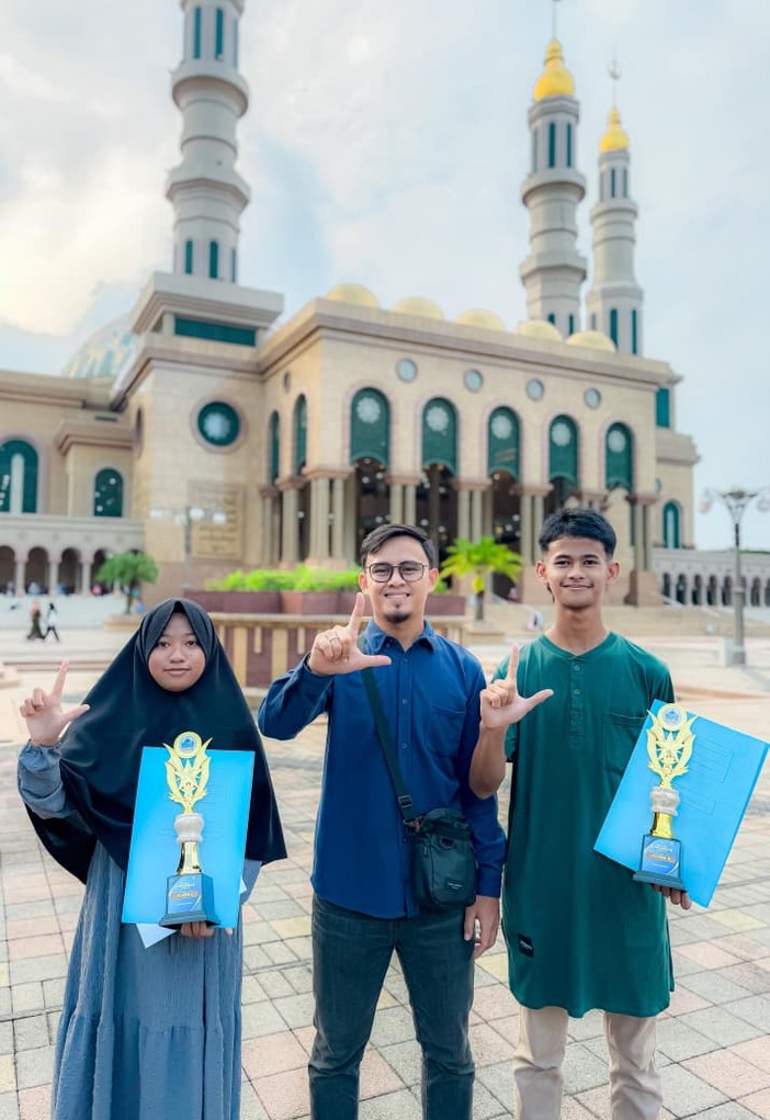 Para siswa dan siswi didampingi pembimbing saat menerima penghargaan.