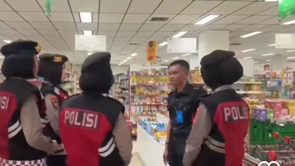 DIALOG: Patroli DARA digelar Polwan Ditsamapta Polda Kaltim terkait kondisi kamtibmas di sejumlah titik keramaian.