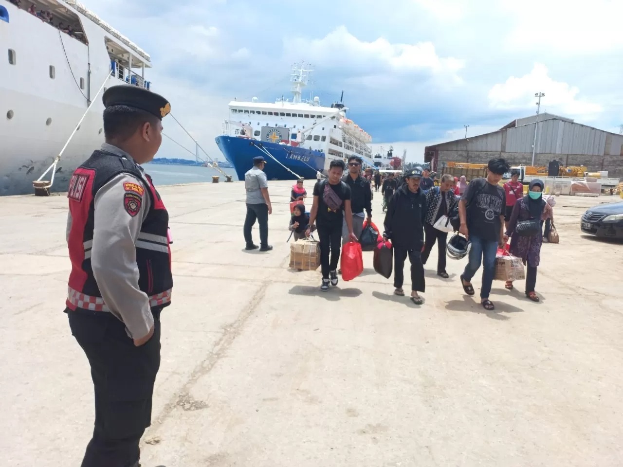 PENGAWASAN: Petugas gabungan melakukan pengawasan penumpang yang turun di Balikpapan pada arus balik lebaran.