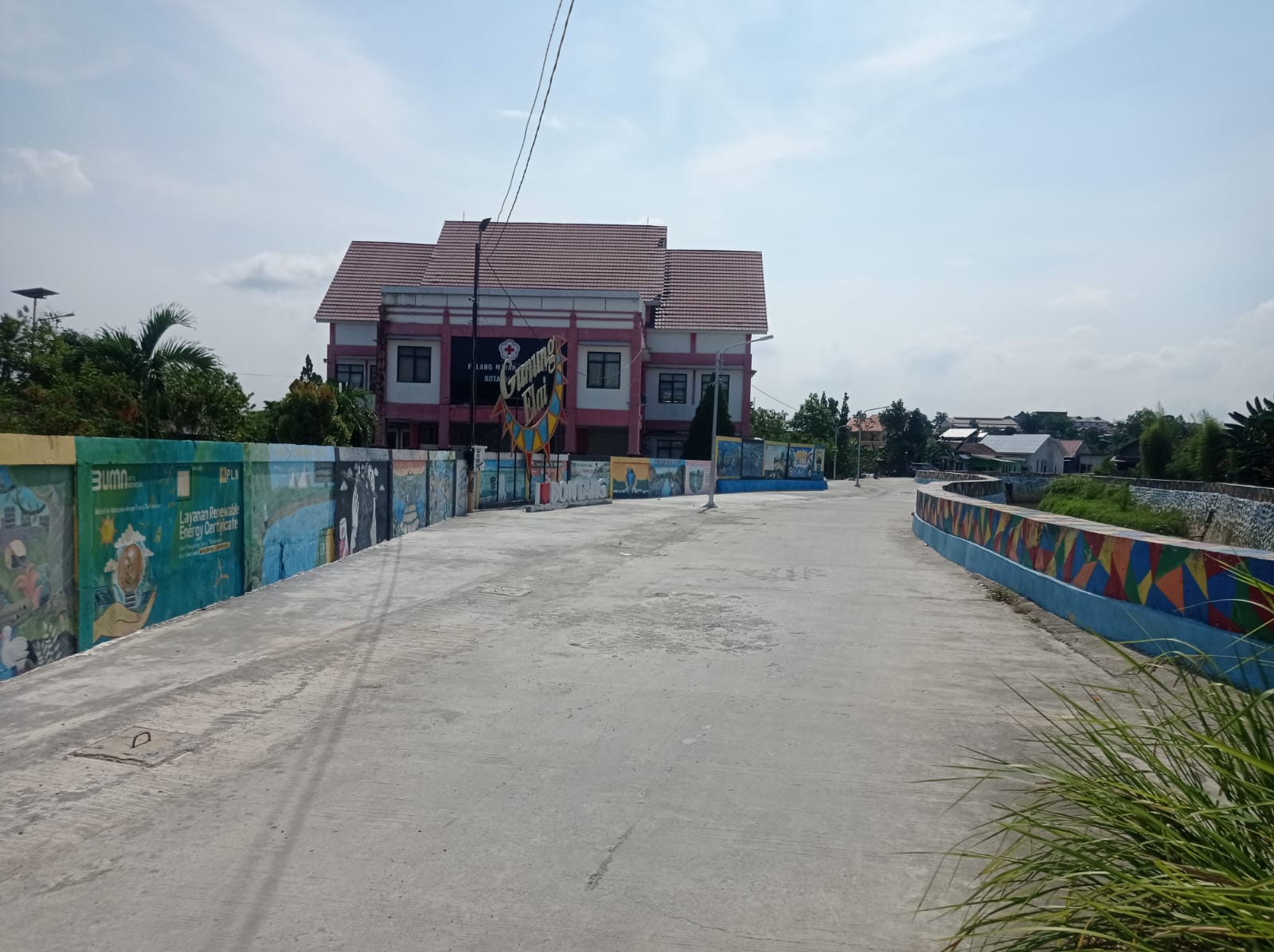 JADI PILIHAN: Akses samping Gedung PMI Bontang yang berdekatan dengan sungai akan dijadikan destinasi kuliner baru. 