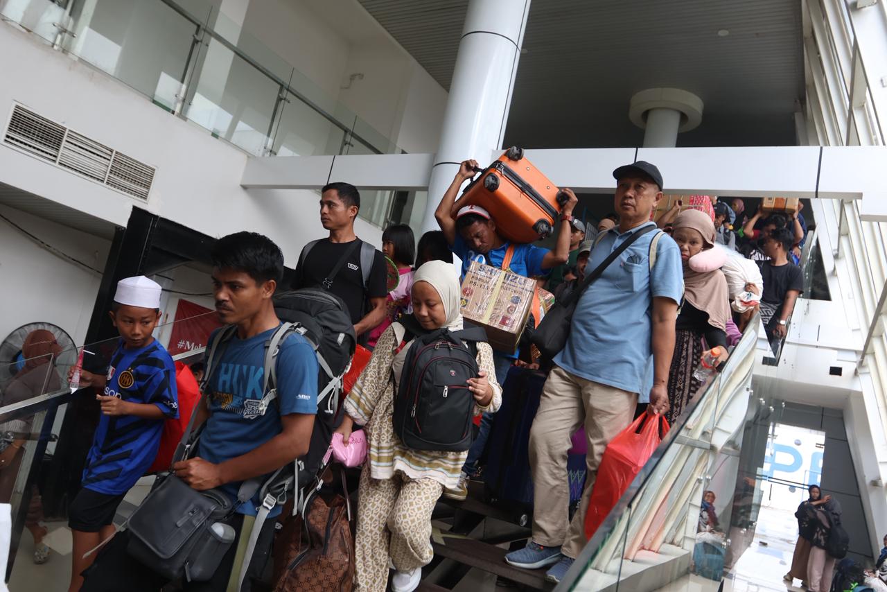 PUNCAK: Ribuan penumpang turun dari tangga kapal Pelni KM Bukit Siguntang di dermaga Pelabuhan Semayang, Balikpapan, pada puncak arus balik Lebaran 2026, Minggu (29/3). Pelni menyiapkan 3 akses turun.