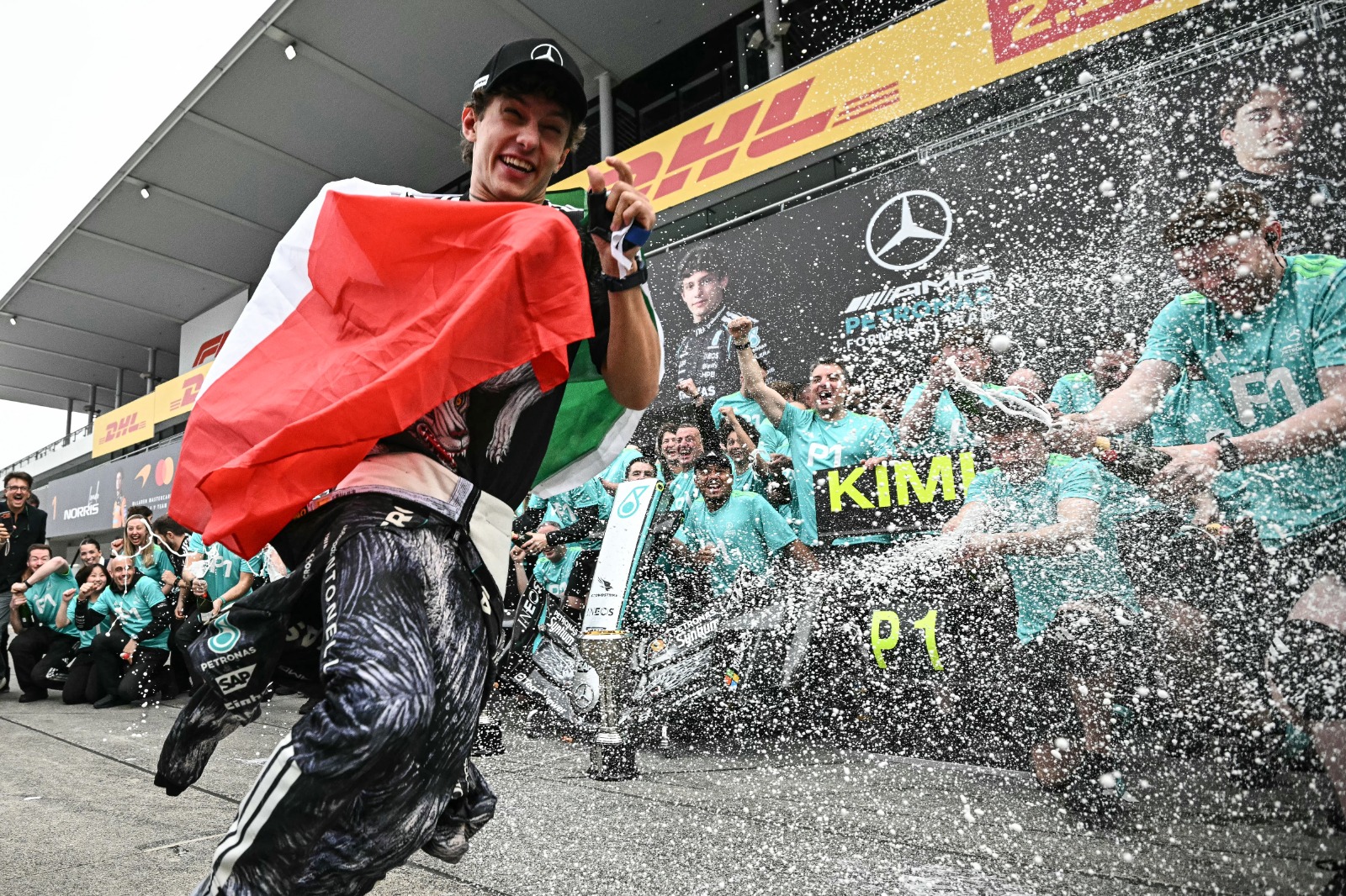 Kimi Antonelli bersama kru Mercedes merayakan kemenangan pada balapan GP Jepang di Suzuka, Ahad (29/3).