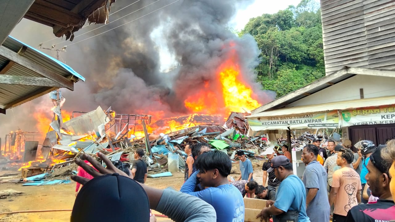 Kebakaran hebat melanda permukiman warga Desa Batu Timbau, Kecamatan Batu Ampar, Kutai Timur, Kamis (26/3/2026).