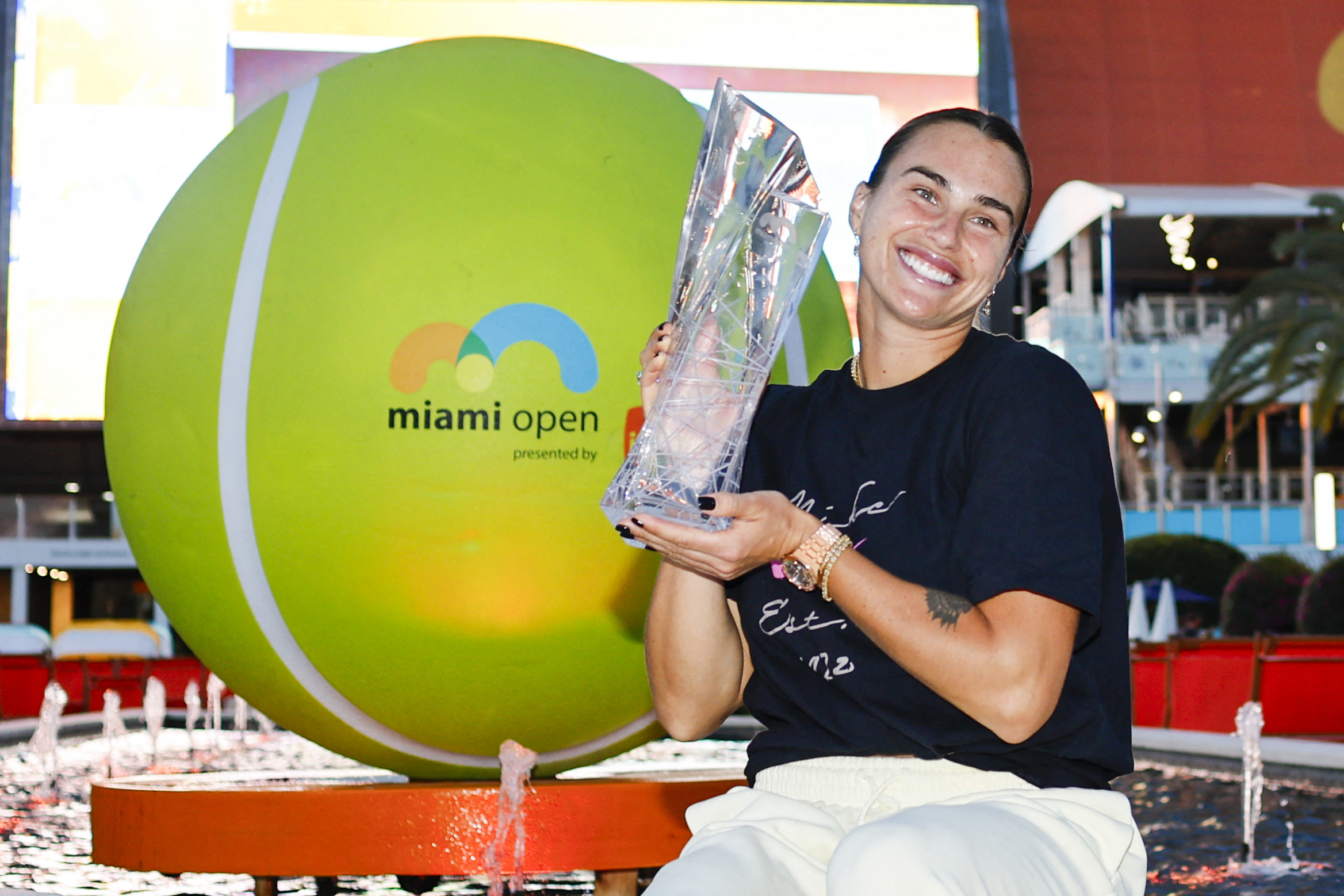 Aryna Sabalenka memamerkan trofi Miami Open yang diraihnya setelah menaklukkan Coco Gauff.  
