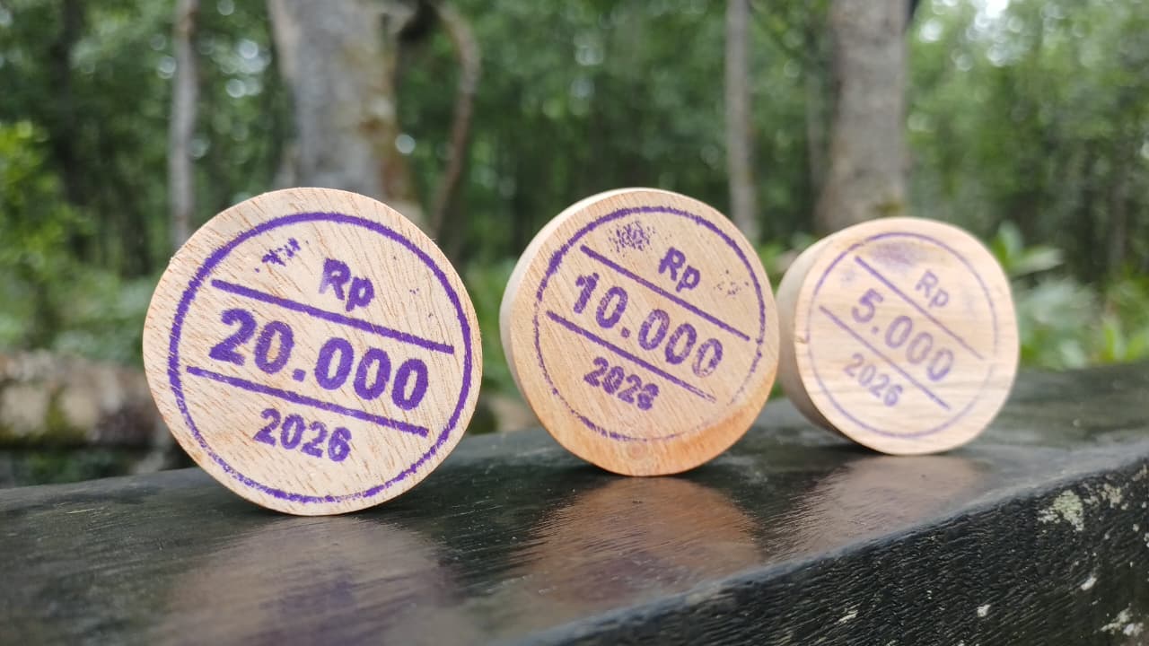 Jual beli di Pasar Tradisional Pakot Lati Tuo Desa Klempang Sari menggunakan koin terbuat dari kayu.  &nbsp;