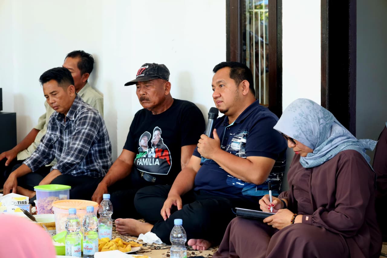 Mudyat Noor berdiskusi mengenai optimalisasi lahan pertanian dewan warga Babulu.  &nbsp;