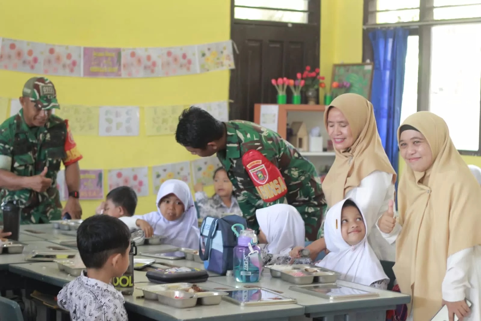 Para pelajar di PPU menikmati menu MBG.  &nbsp;   &nbsp;