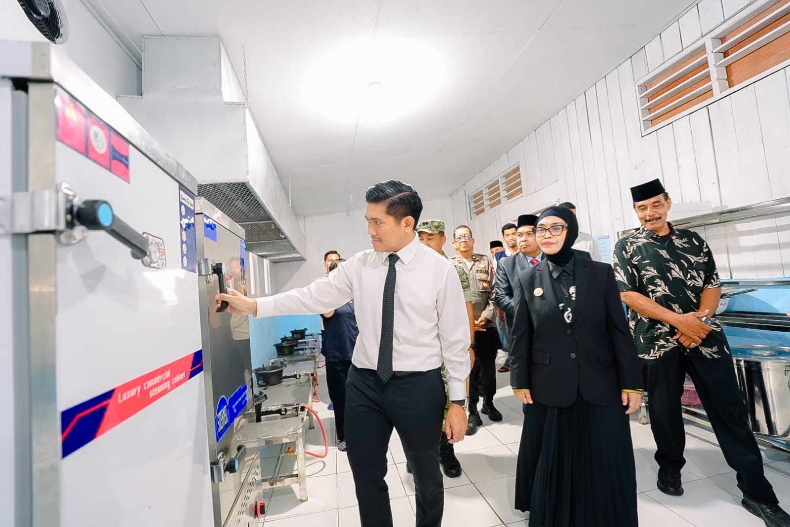 TINJAU: Wali Kota Bontang Neni Moerniaeni Bersama Ketua DPRD Andi Faizal Sofyan Hasdam mendatangi peresmian dapur MBG ke-19 di Kawasan Bontang Lestari. FOTO: ADIEL KUNDHARA/KP  