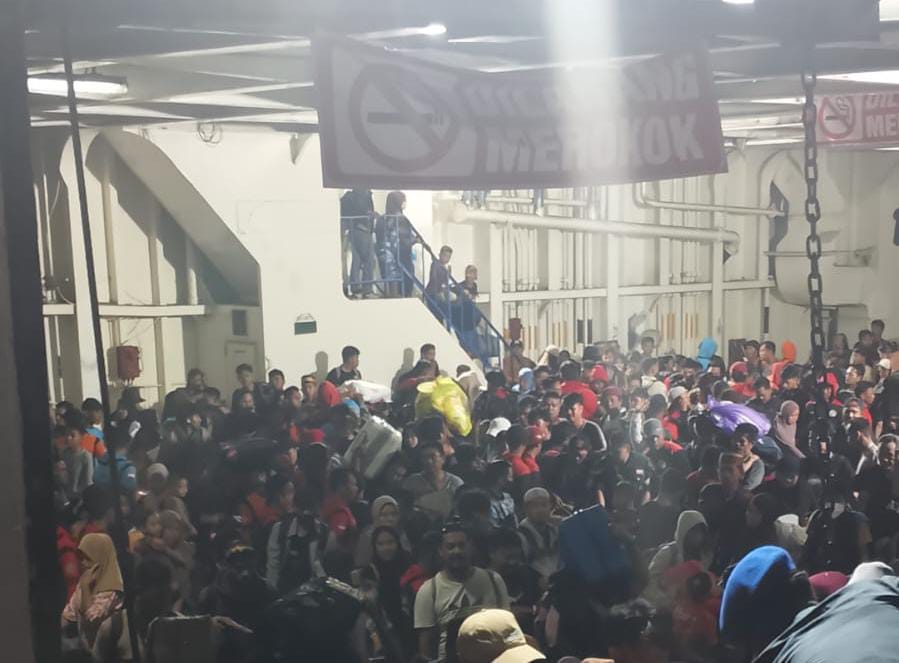 RAMAI: Terjadi penumpukan penumpang di dermaga Pelabuhan Loktuan Bontang pada akhir arus balik lebaran kali ini. FOTO: ADIEL KUNDHARA/KP  