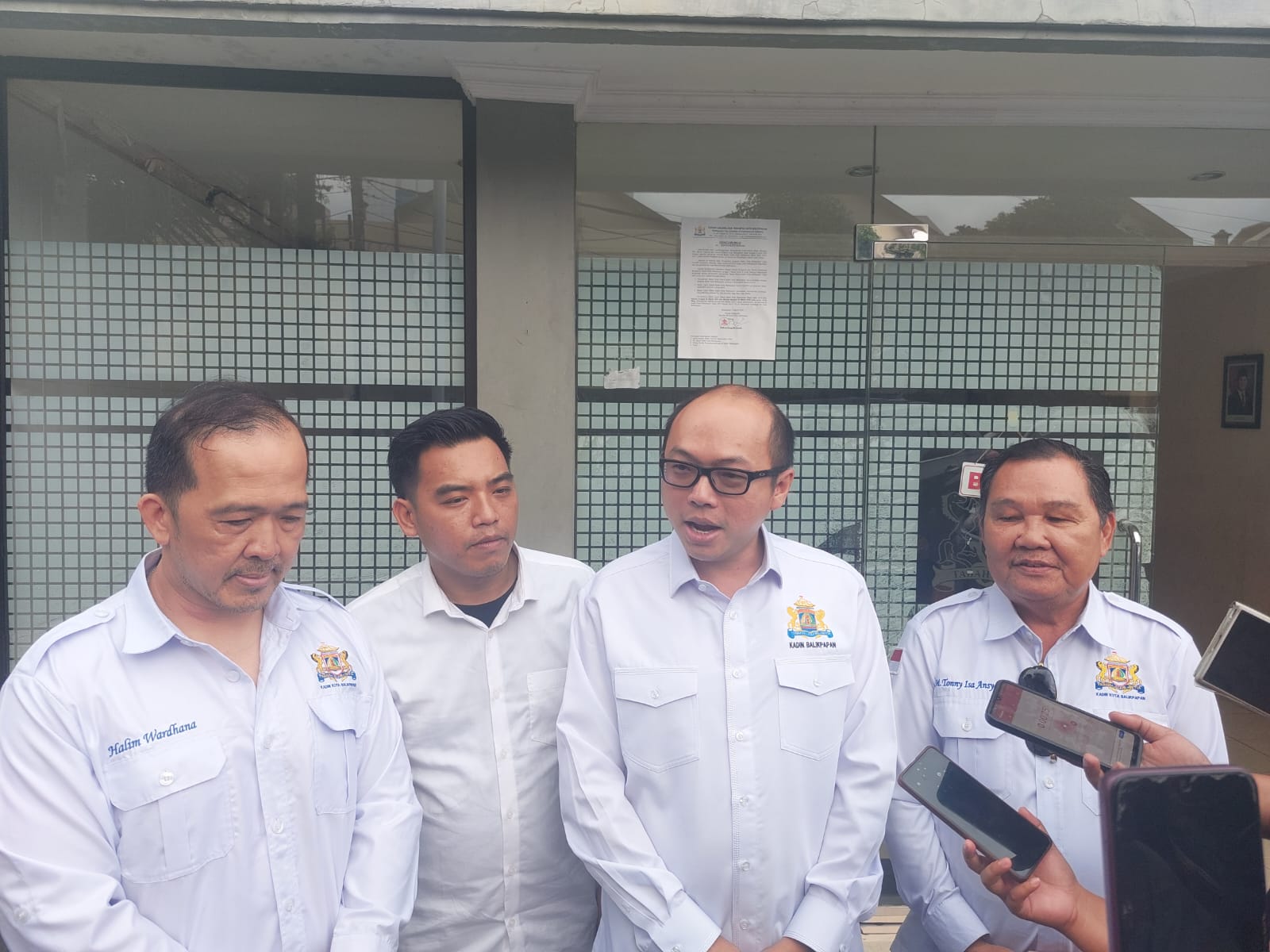 BAKAL CALON: Noval Asfihani (dua kanan) usai menyerahkan berkas pendaftaran di Kantor Kadin Balikpapan, Senin (30/3).  
