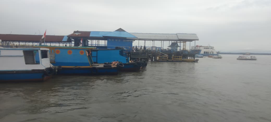 TRADISIONAL: Pelabuhan Penyeberangan Speed Boat dan Klotok Penajam dari sudut pandang Teluk Balikpapan.  