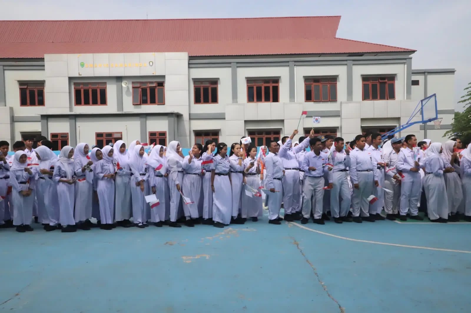 Pelajar Sekolah Rakya ke asrama setelah masa libur Lebaran berakhir. Sistem penjemputan ini dilakukan guna memastikan transisi belajar berjalan lancar babagi anak-anak dari keluarga prasejahtera. 
