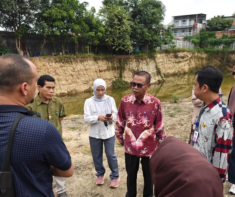 DUGAAN: Ketua TWAP Syaparuddin saat meninjau penggalian lahan di belakang rumah jabatan wakil wali kota Samarinda. (IST)