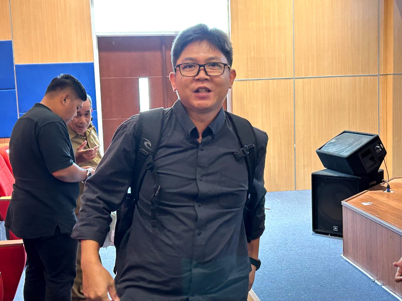 Akademisi Fakultas Hukum Universitas Mulawarman, Herdiansyah Hamzah. Ia meminta Kejati Kaltim membuka konstruksi kasus korupsi SDA secara utuh dari hulu hingga hilir agar publik mendapatkan informasi.
