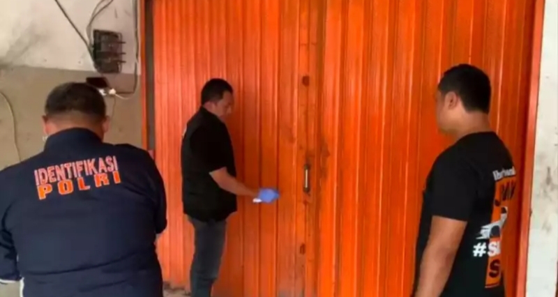 Petugas kepolisian melakukan olah tempat kejadian perkara (TKP) di kios ayam geprek di Bekasi, lokasi ditemukannya jasad pegawai yang dimutilasi dan disimpan dalam freezer. (Foto ist)