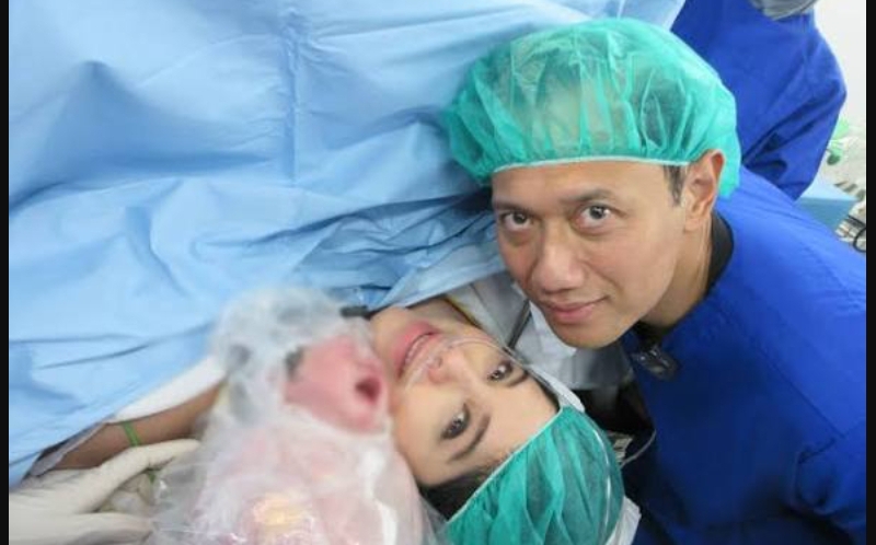 Agus Harimurti Yudhoyono mendampingi Annisa Pohan saat proses persalinan anak kedua mereka di rumah sakit. (Foto ist)